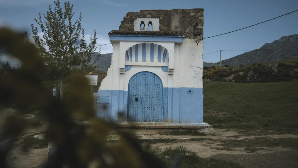 Si hay un lugar en Marruecos que parece salido de un sueño, ese es Chefchaouen, también conocida como la Ciudad Azul.