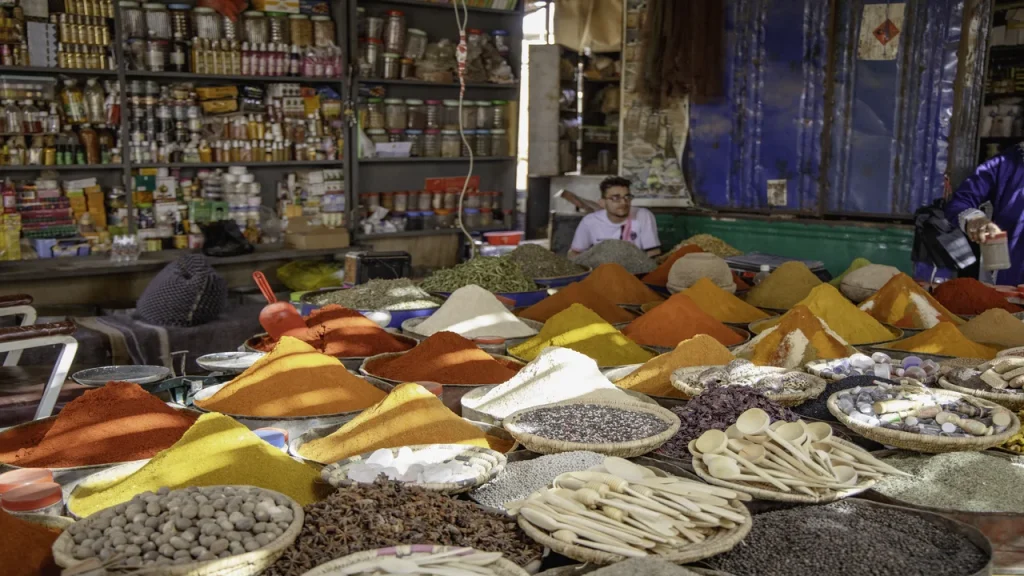 Mercado tradicional de especias en Marruecos